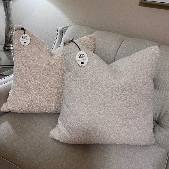 COPY - 1-NWT CALLISTO HOME BOUCLE DECORATIVE
THROW PILLOW (Read description for… - Picture 4 of 15